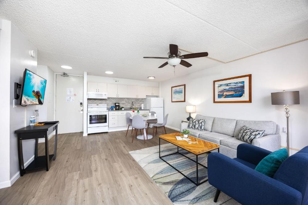 Warm Aloha Vibes, Mountain Views, Short Walk to Beach, and Free Parking